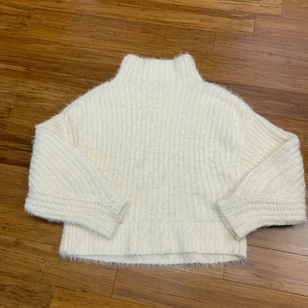 Express Fuzzy Knit Mock Neck Cropped Sweater Womens XS IvoryPullover Cozy Winter